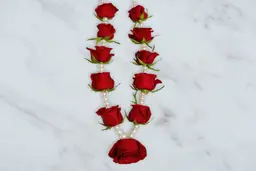 عقد ورد اللؤلؤ