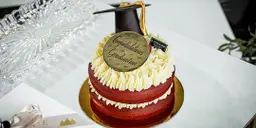 كيكة ردڤيلڤت تشيز كيك مع قبعة التخرج