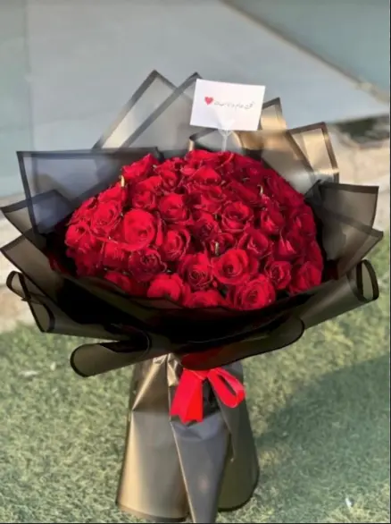باقة جوري بالتغليف اسود شفاف