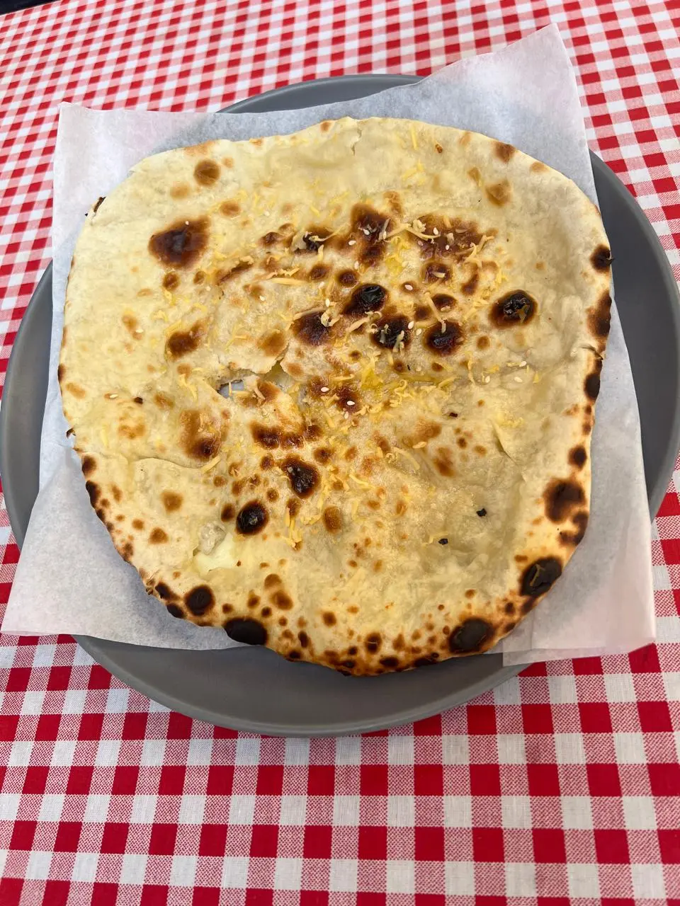 خبز بالجبنة