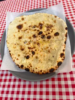 خبز بالجبنة
