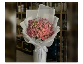 "بوكيه كلاسيكي باقة بيبي روز وردي وتغليف ابيض "