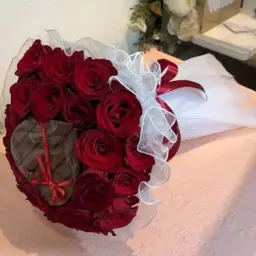 باقة ورد جوري أحمر مع شوكولاتة جوديفا بيضاء