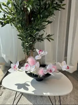 فازة فخمه بالورد الصناعي