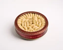 علبة معمول صغيرة غريبة