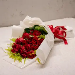 بوكيه ورود حمراء وتغليف أبيض