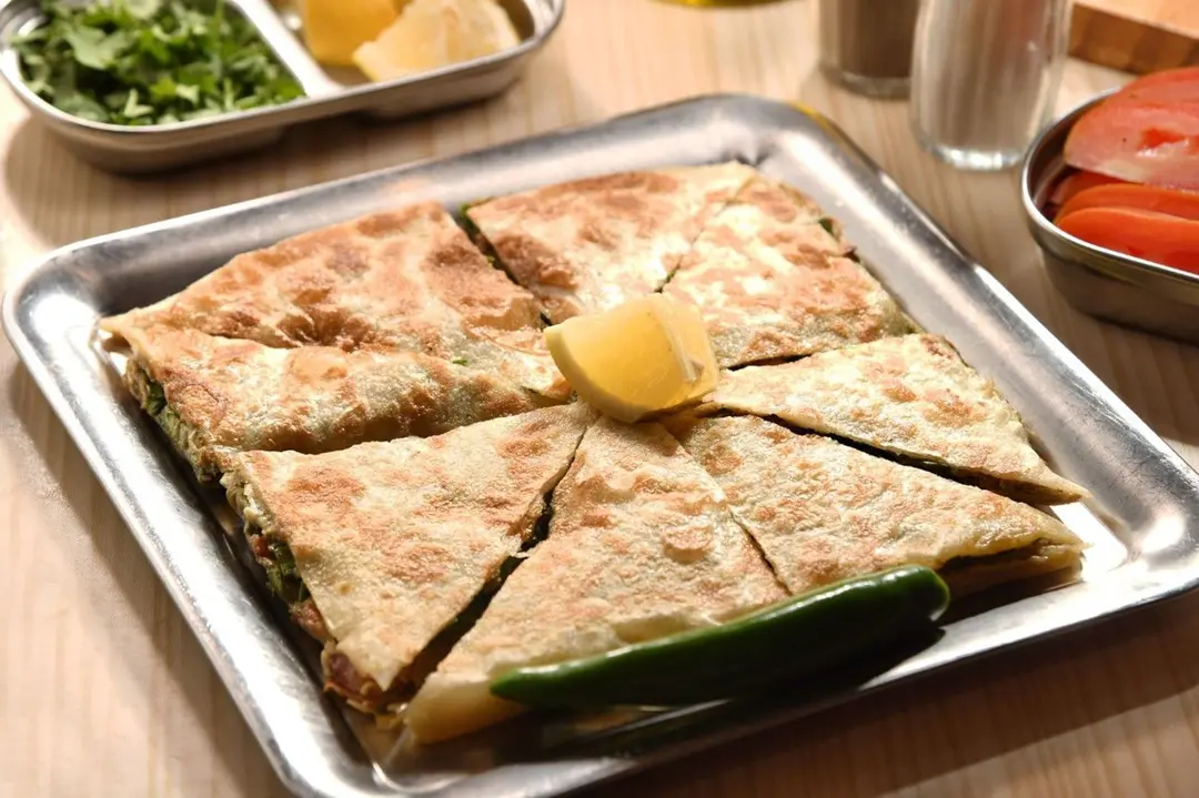 مطبق جبن شيدر بالخضار