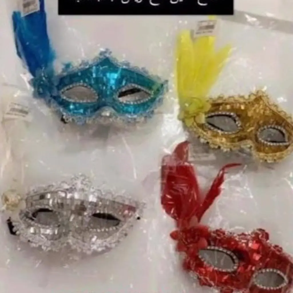 قناع عين مع ريش جامبو