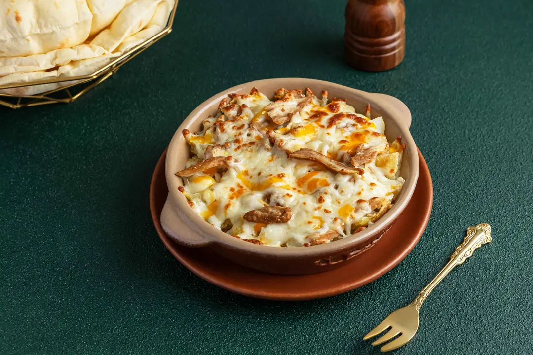 فخارة بطاطا وجبنة ودجاج