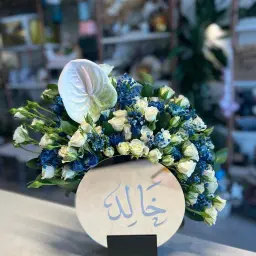 فازة مع ورد طبيعي