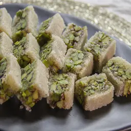 بلورية بيضاء فستق
