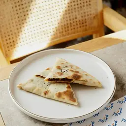 لبنه بالزعتر