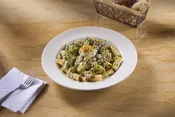 باستا ريجاتوني بالنقانق الإيطالية والفطر الطازج