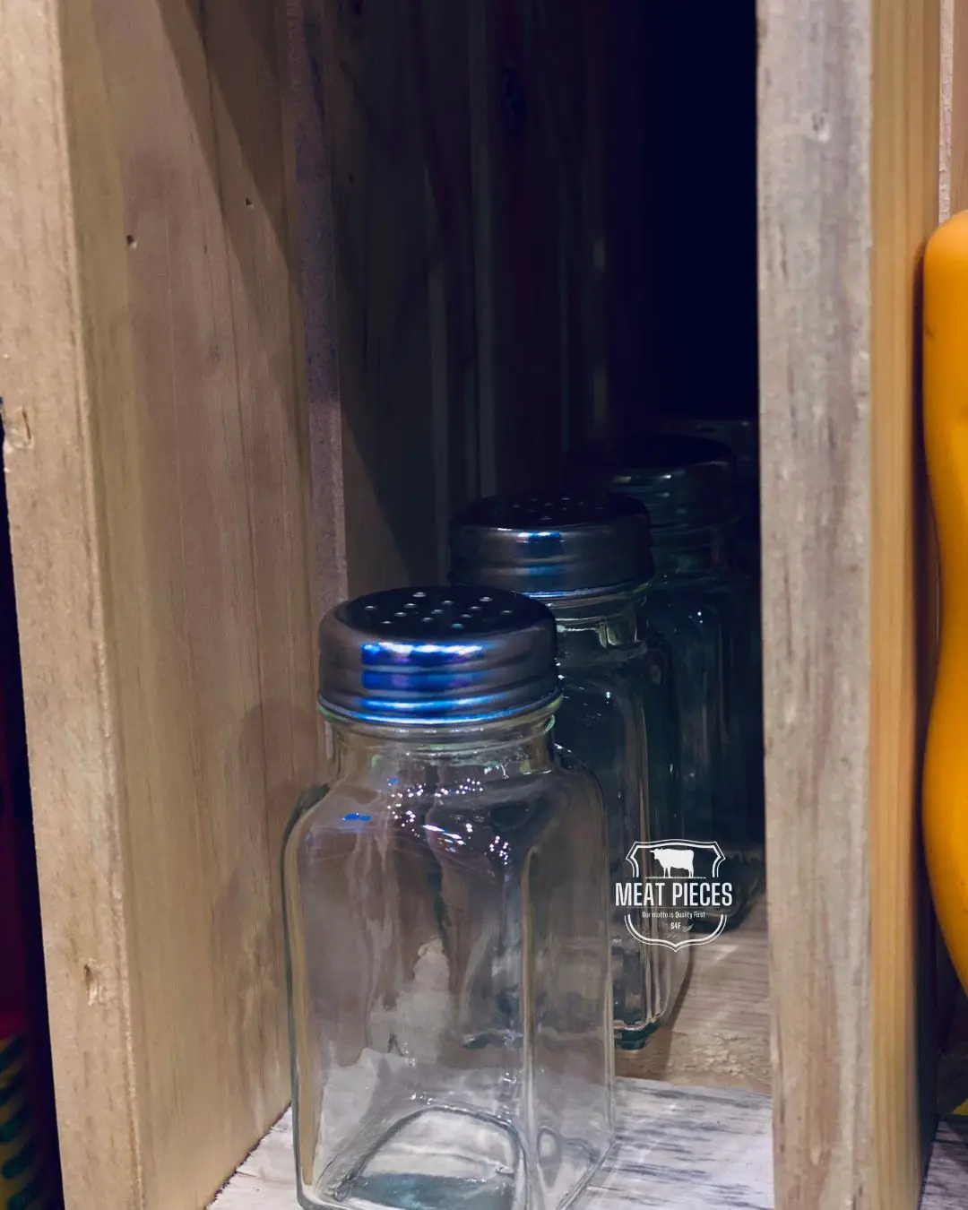 Bottle salt shaker