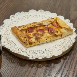 فطيرة نقانق بالجبنة