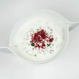 سلطة خيار باللبن