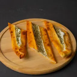 فطيرة جبن سائل بالزعتر