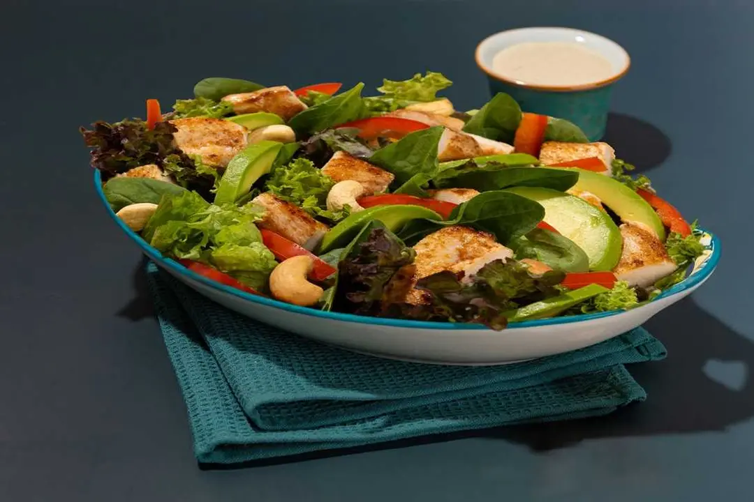 سلطة الافوكادو والدجاج