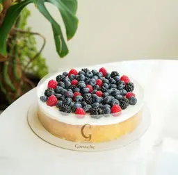 Treleches Berry Cake