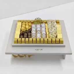 صينية قشرة بيضاء مع زخرفة معدنية
