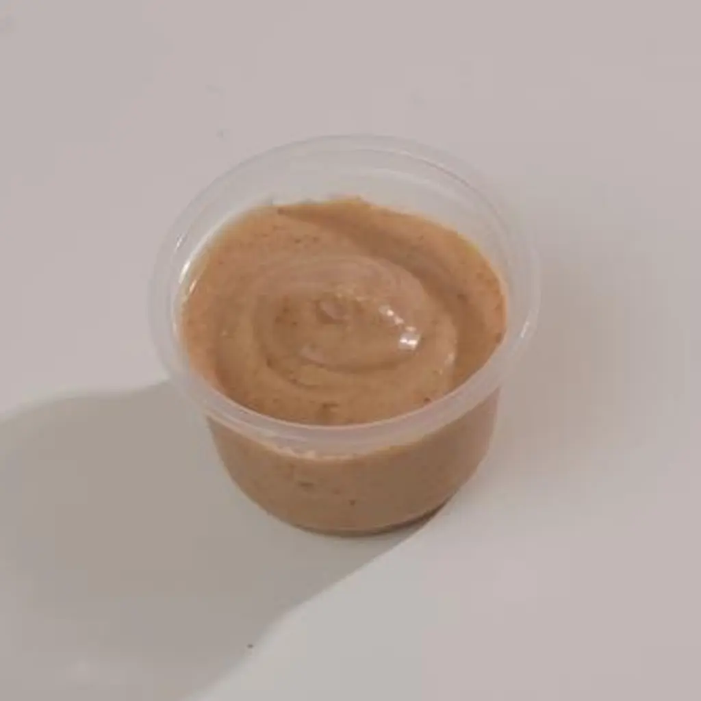 علبة صوص حار أحمر