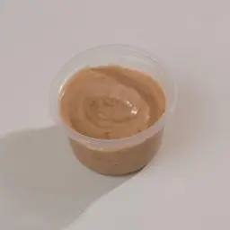 علبة صوص حار أحمر