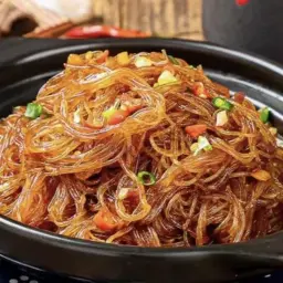 مأكولات بحرية مطهية مع نودلز الأرز