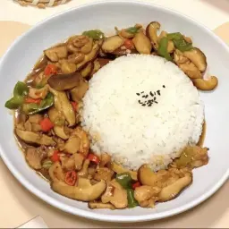 وجبة دجاج مقلي مع فطر