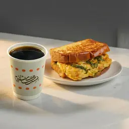 وجبة بيض بالجبن بريوش مع شاي