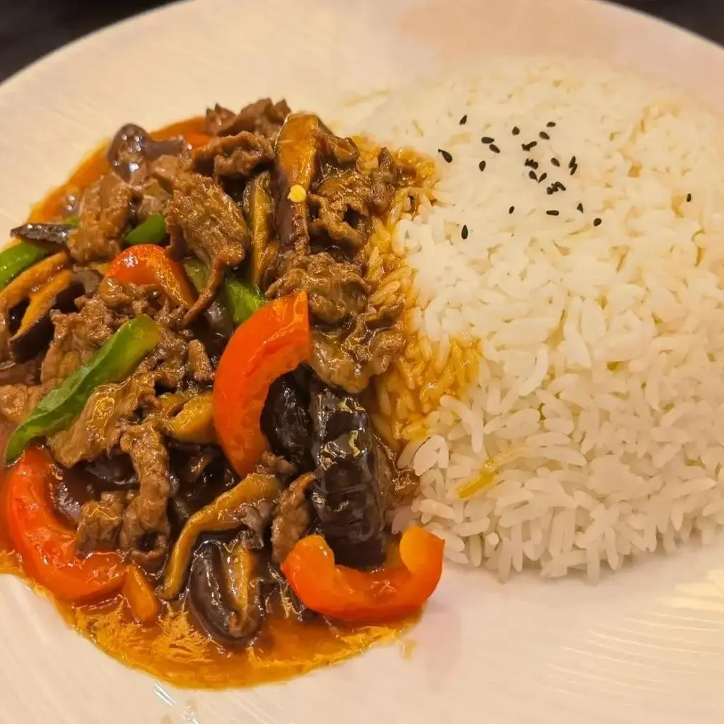 لحم البقر بالفطر مع الأرز