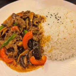 لحم البقر بالفطر مع الأرز
