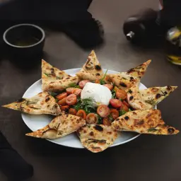 سلطة كابريزي مع خبز الفوكتشا