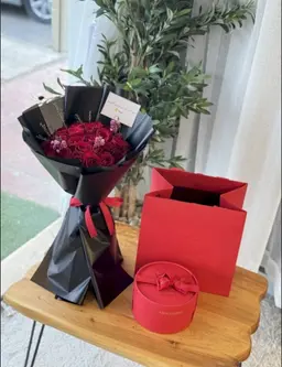 هنوفرين وبوكيه ورد احمر