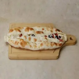 فطيرة مرتديلا وزيتون