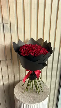 بوكيه واقف ورد احمر