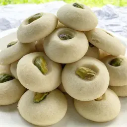 غريبة بالفستق