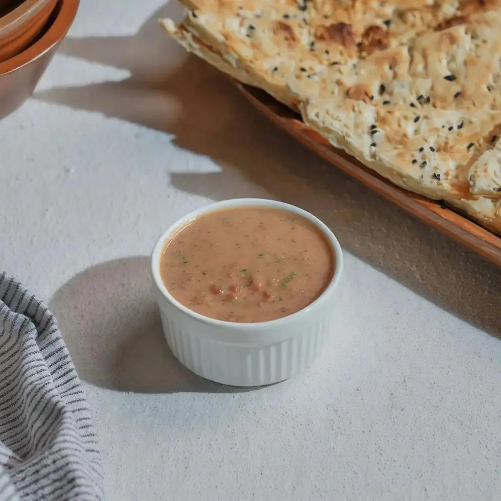 صوص الطماطم والطحينة