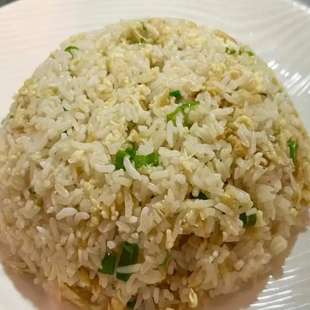 أرز مقلي بالبيض والخضار