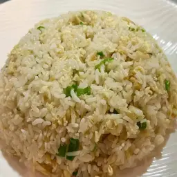 أرز مقلي بالبيض والخضار