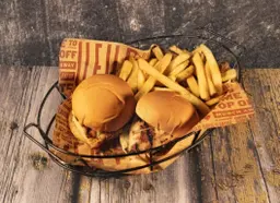 برجر دجاج مع بطاطا مقلية