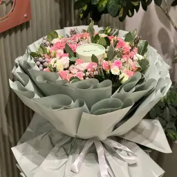 أنوش مع ورد طبيعي بوكيه شوكولاتة