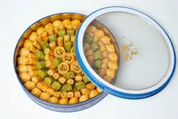 علبة بقلاوة