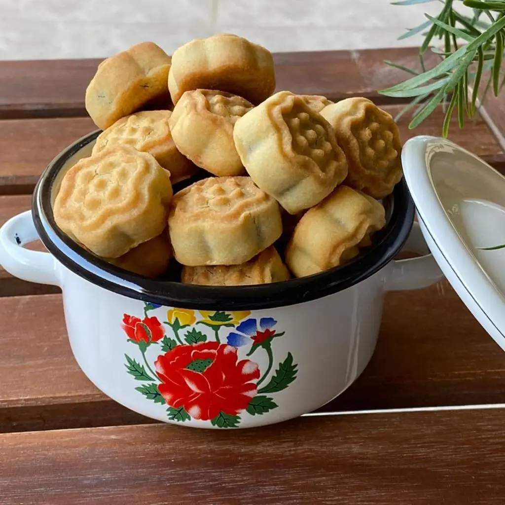 Semolina Ma'amoul Stuffed with Dates
