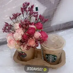 كوب قهوة مع بيبي روز