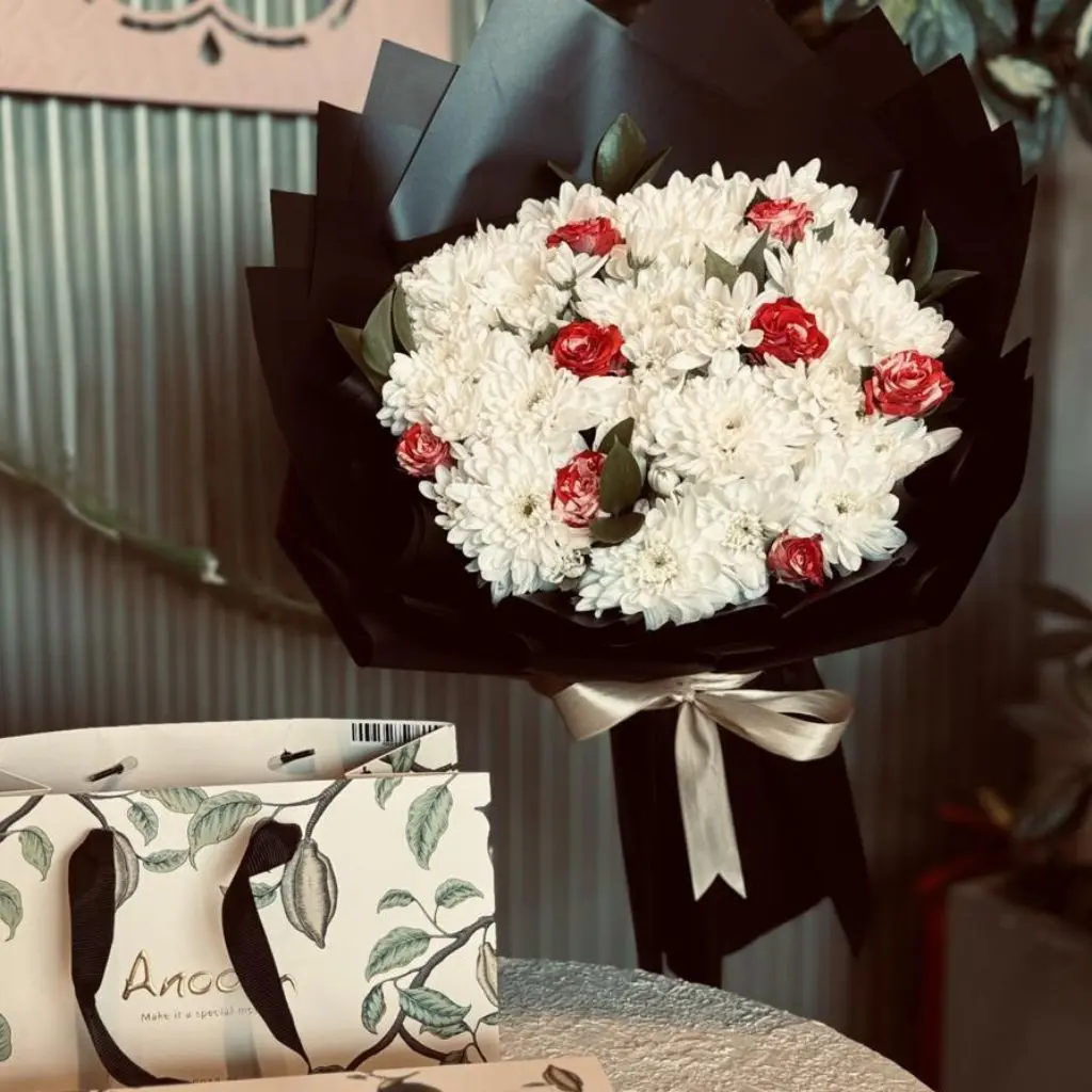 شوكولاتة أنوش مع باقة ورد طبيعي
