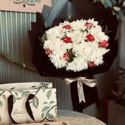 شوكولاتة أنوش مع باقة ورد طبيعي