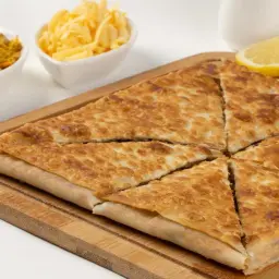 Cheddar Cheese and Olive Slices Mutabbaq