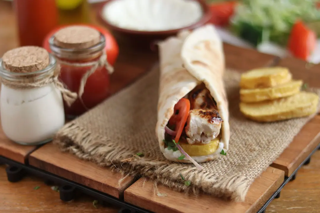 شيش طاووق باللبن (ساندويش)