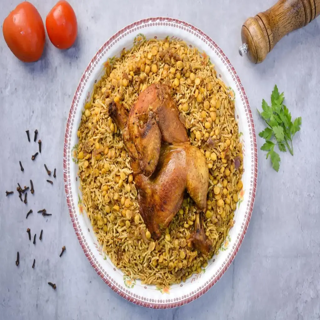 دجاج مجبوس حساوي مع أرز مجبوس حساوي