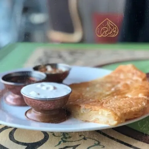 فطيرة مع العسل والقشطة والمكسرات